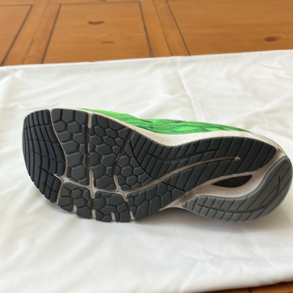 New Balance x860v13. Men’s size 11 4E. Neon Green. They are in EUC. - Picture 5 of 7